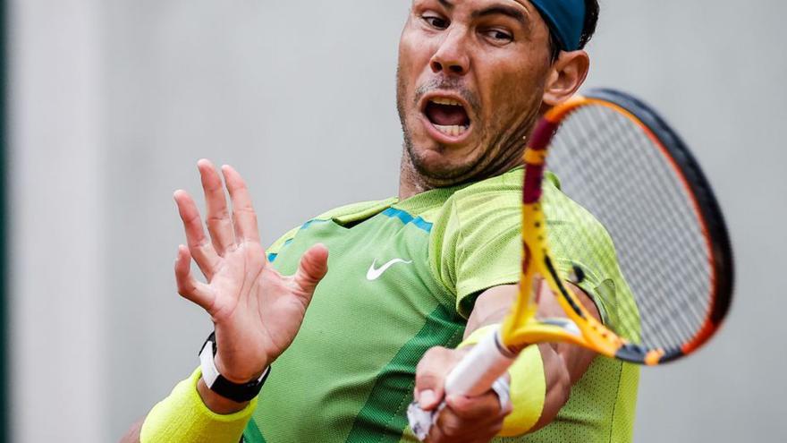 Nadal golpea la bola durante el partido de ayer. |  // EFE