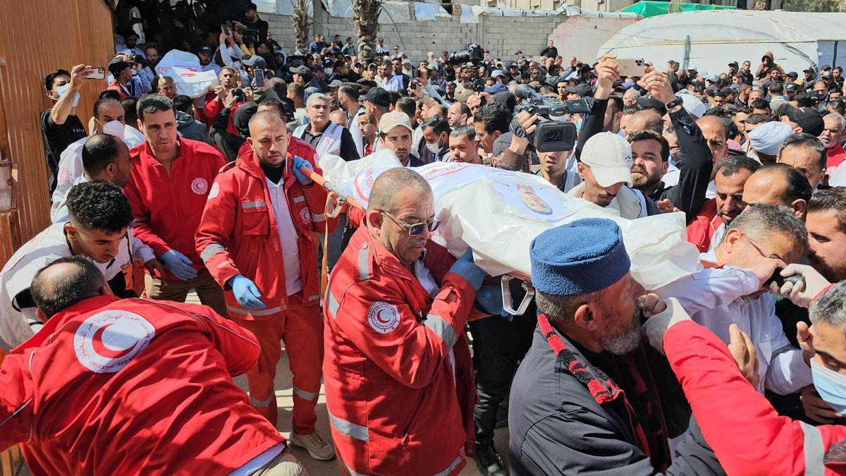 Recuperan los cuerpos de ocho médicos de la Media Luna Roja en Gaza