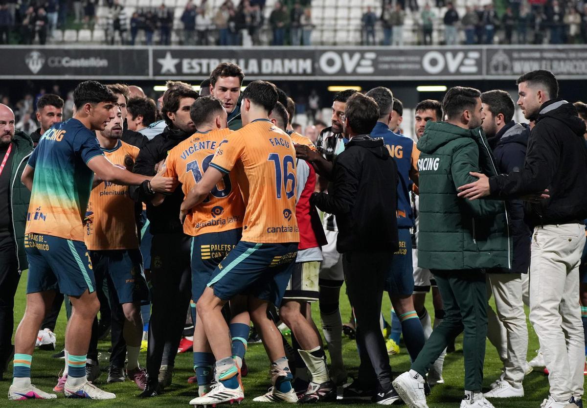 Galería | Nuevas imágenes del 'espectáculo' de los acompañantes del Racing en tribuna