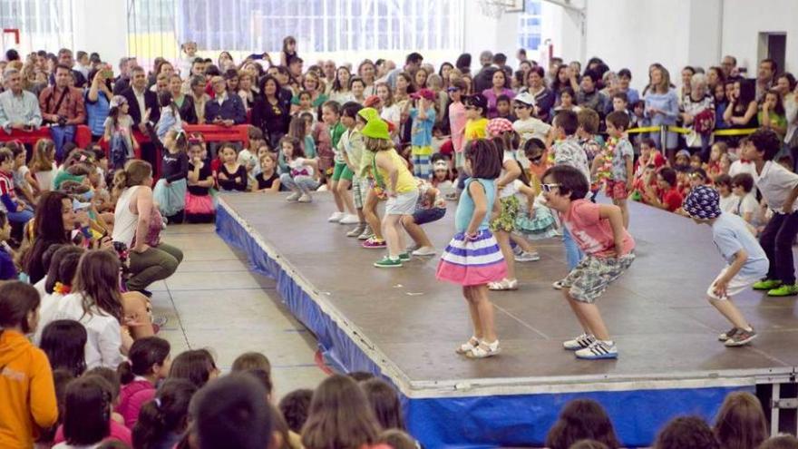 Uno de los números musicales de la fiesta en el Jovellanos.