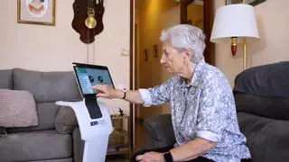 María Teresa Echalecu, una mujer de 91 años, que ha tenido en su casa un robot Temi, diseñado para ayudar a las personas mayores en su día a día y afrontar la soledad no deseada.
