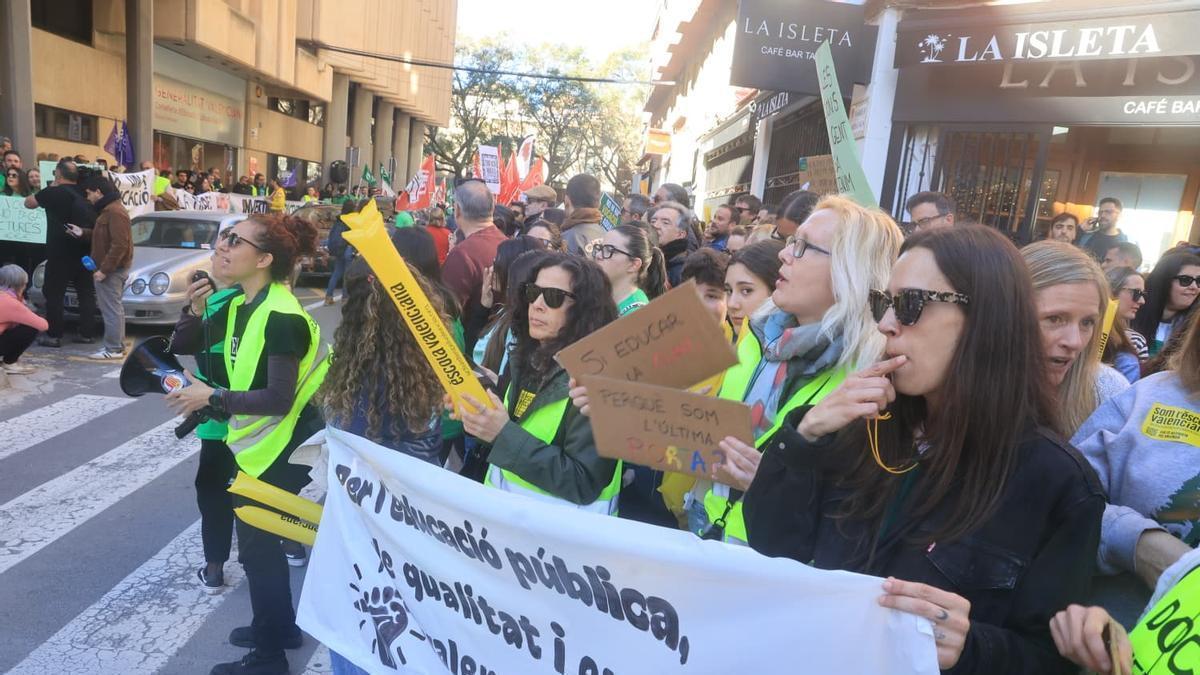 Huelga educativa: más de 10.000 profesores estallan contra la masificación de las aulas y la falta de manos en Alicante