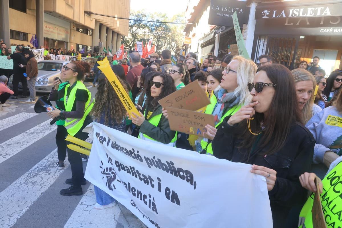 Los profesores se concentran en Alicante para reclamar mejoras en la educación pública