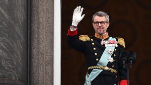 El rey Federico X de Dinamarca saluda desde el balcón del Palacio de Christiansborg en Copenhague