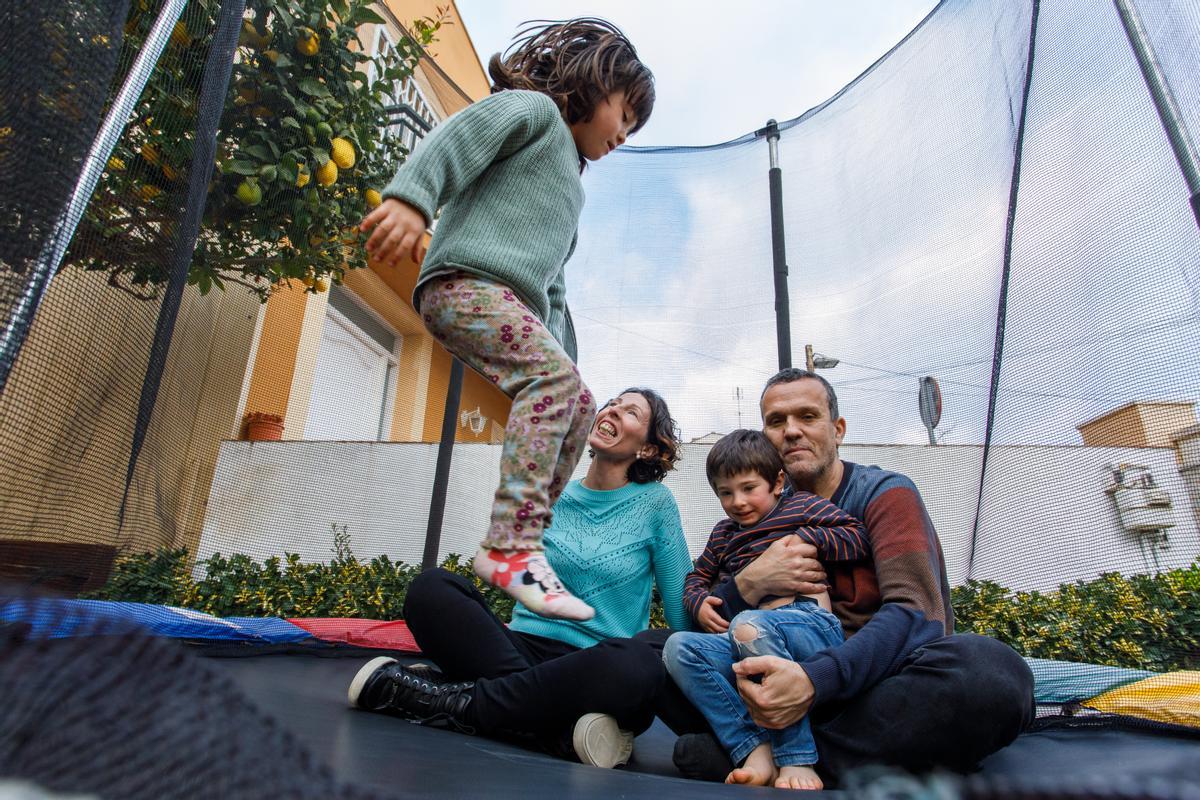 Julia y Biel Zapater, junto a sus padres. Ambos tienen diagnosticado un trastorno autista asociado a un grado de dependència moderado (de tipo 2).