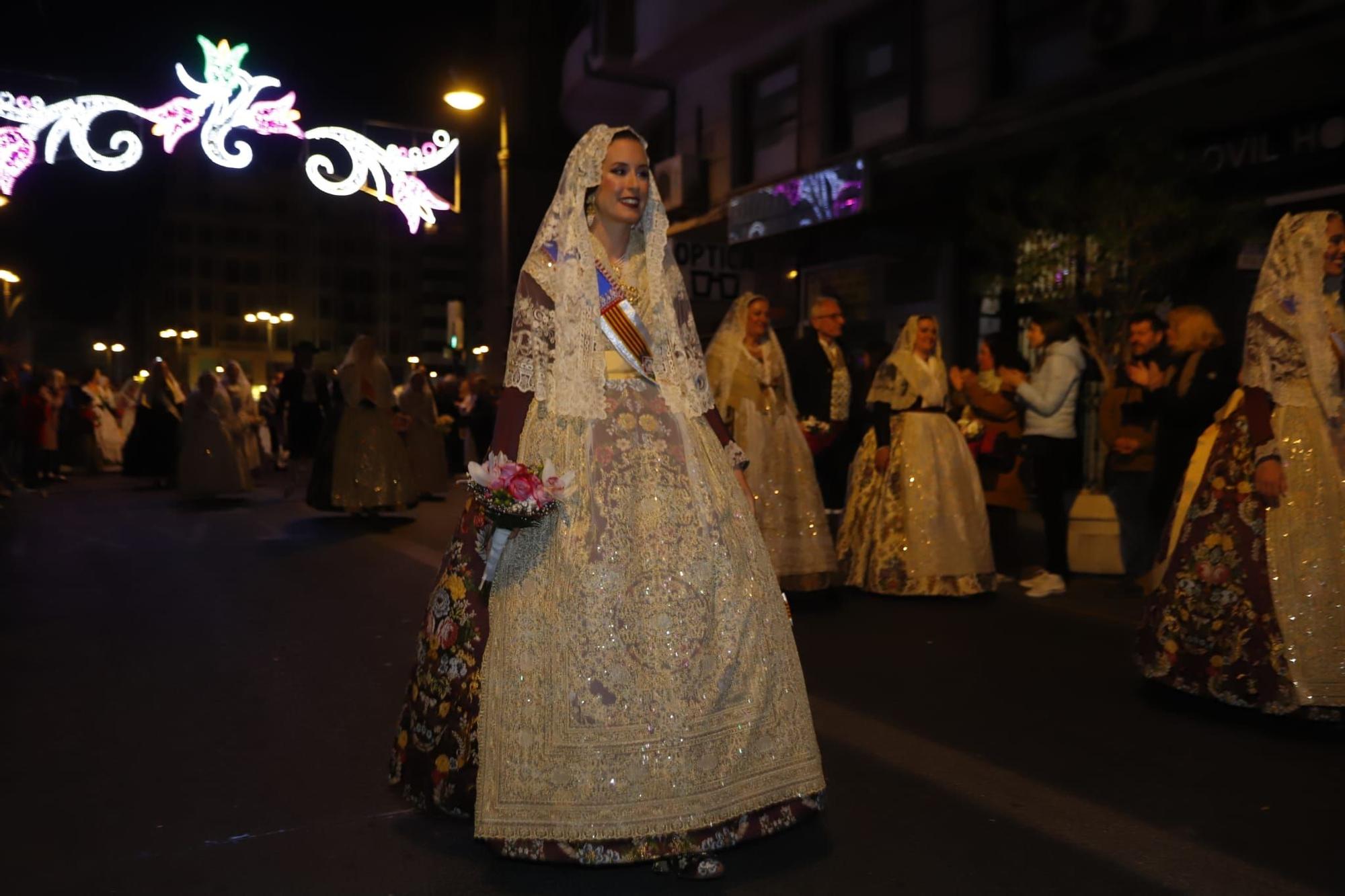 Laura Mengó y su corte coronan la ofrenda a la Virgen