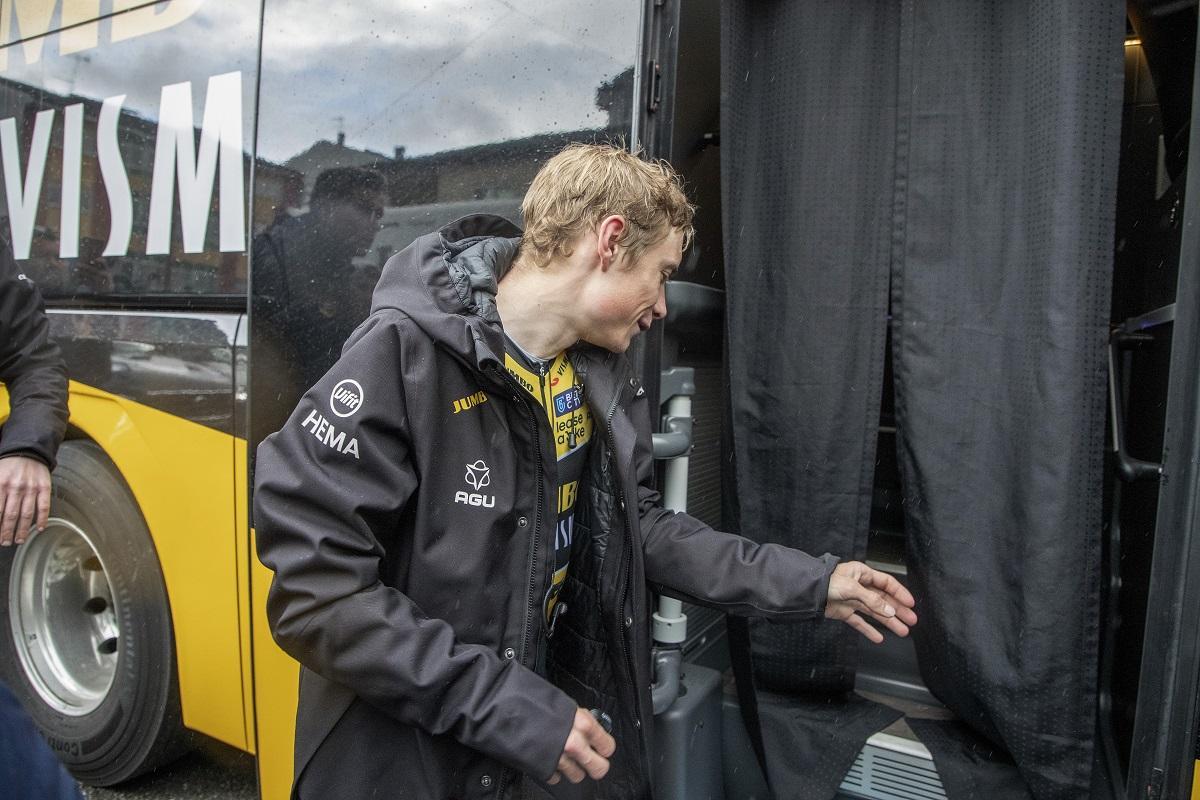 Vingegaard se sube al autobús del equipo tras la suspensión de la jornada
