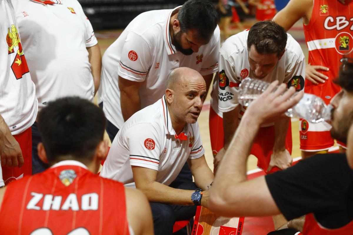 Víctor Rubio habla en tiempo muerto durante un duelo del CBZ