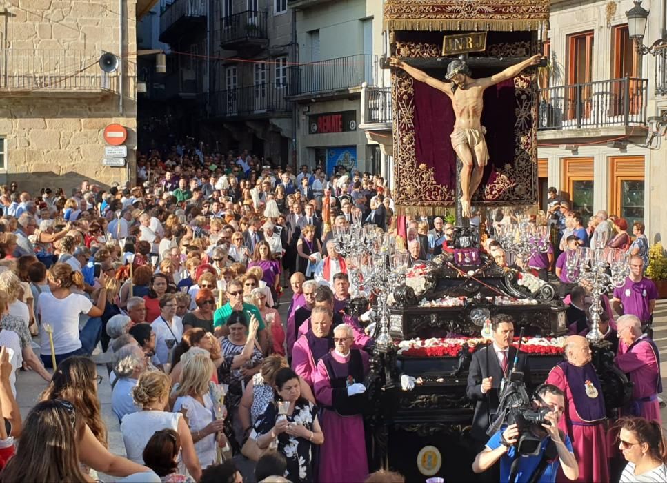 Miles de personas acompañan a la figura del Cristo de la Sal por el centro de la ciudad - Caballero y Feijóo, presentes en la cita