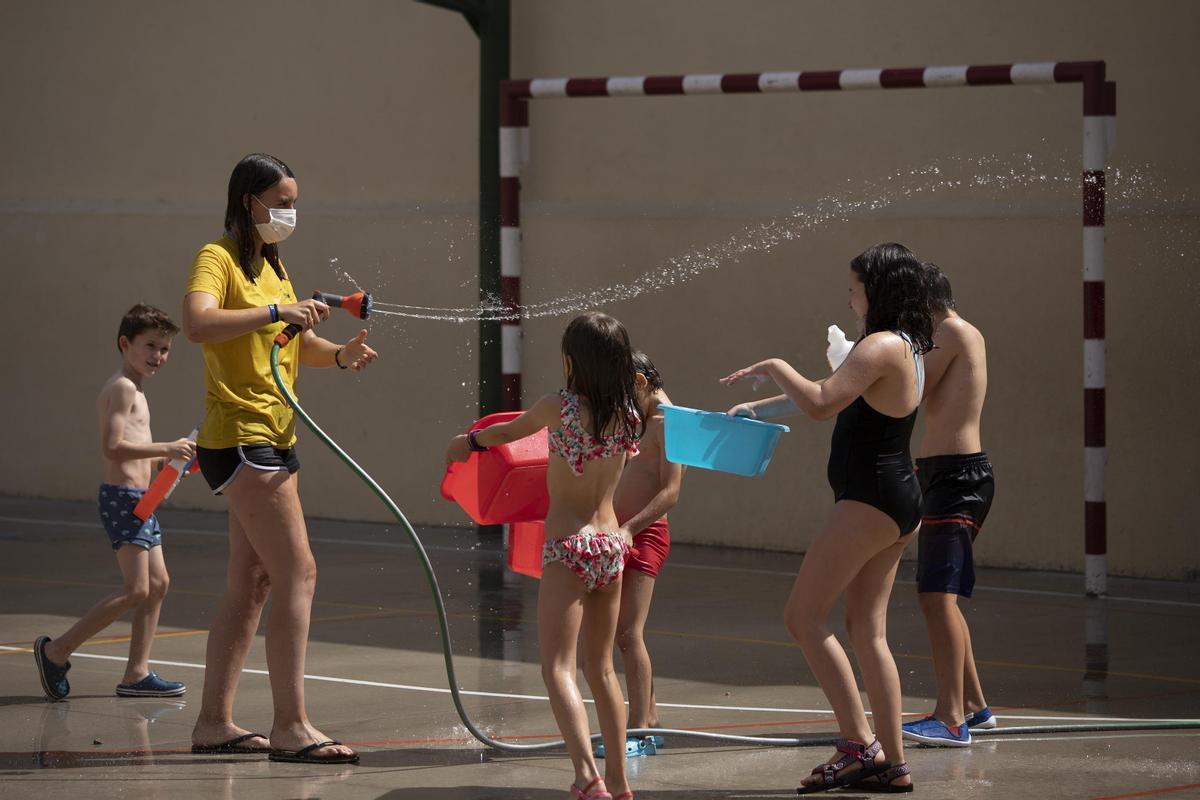 Manguerazo contra el calor, en el casal de la Pere Tarrés de la escuela Fedac de Sant Andreu
