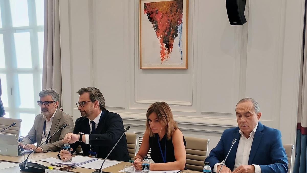 Alejandro Calvo, a la derecha, esta mañana en Madrid