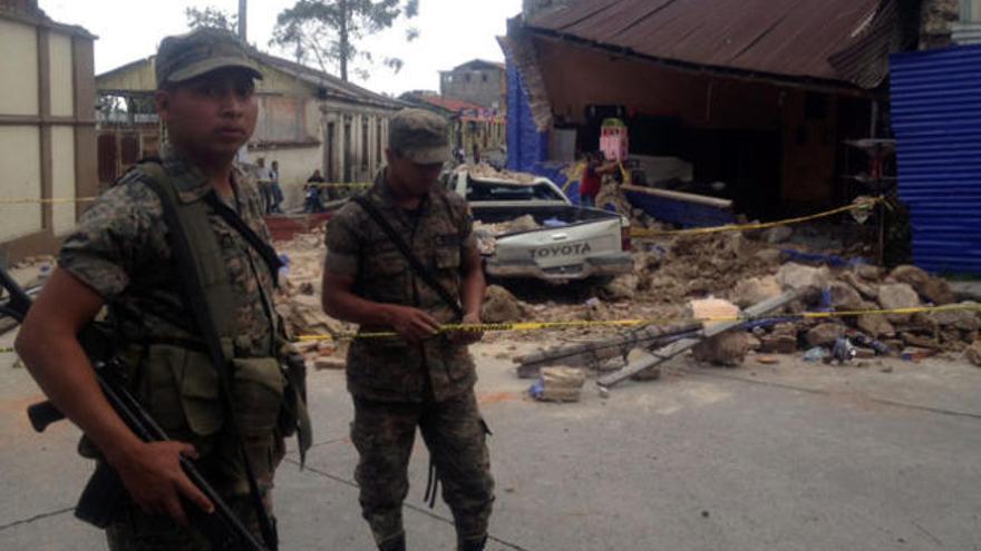 Dos militares, junto a una de las zonas afectadas por el terremoto. | efe