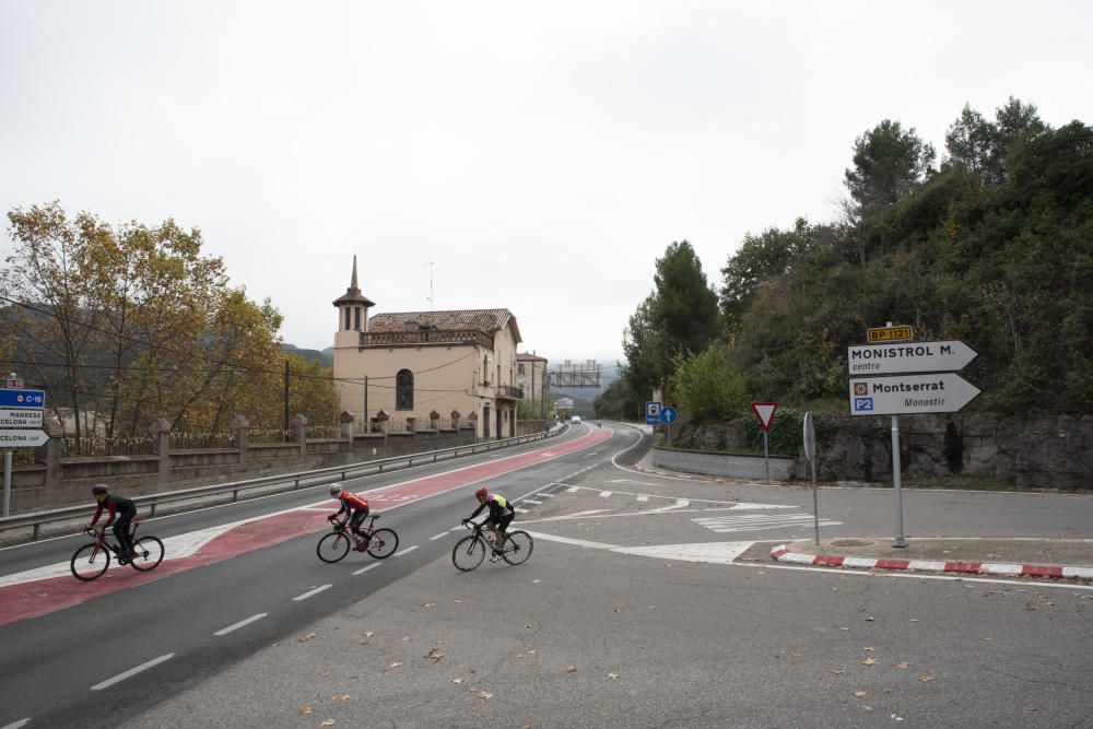 Ciclistes passant amb tranquil·litat per la cruïlla de l’accés a Montserrat |