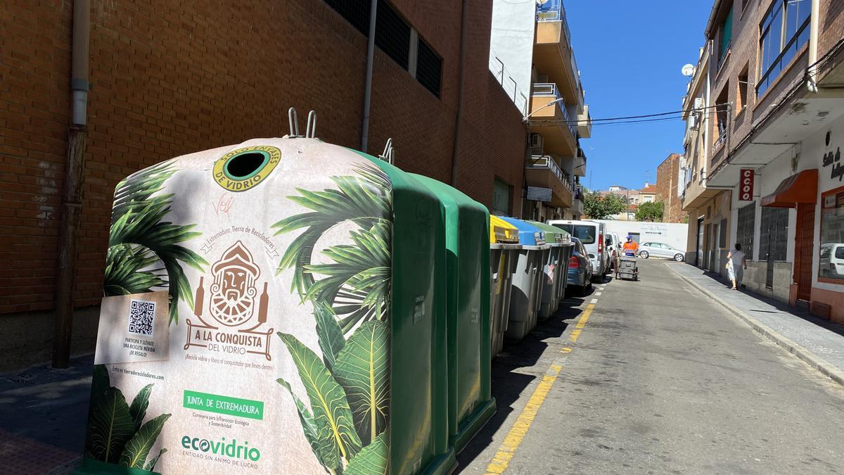 Contenedores para la recogida del vidrio instalados en la calle Velázquez, en Coria..