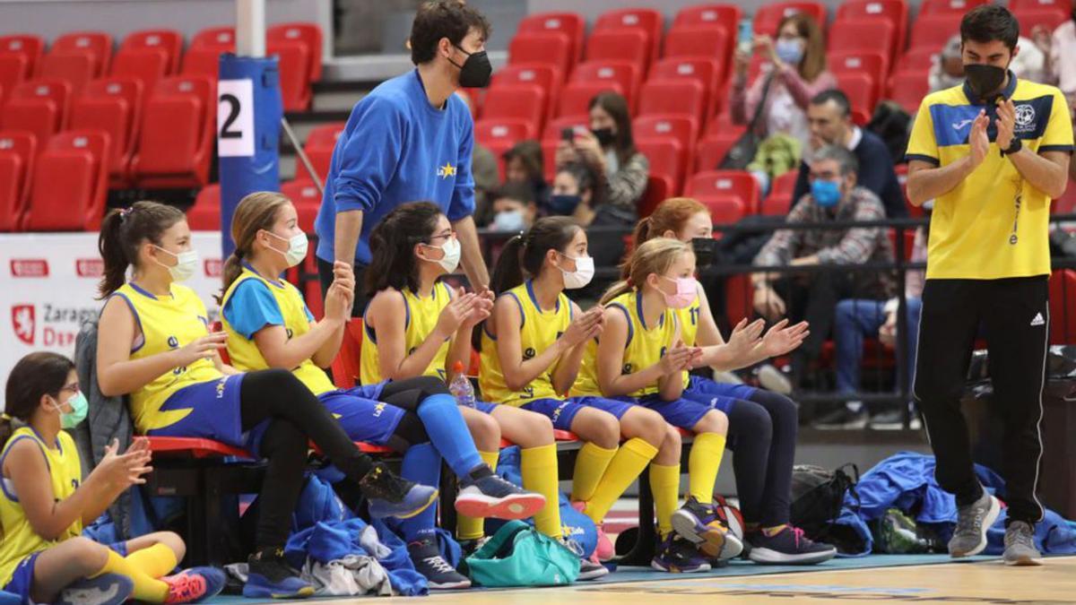 Las jugadoras de un equipo aplauden una acción. | ÁNGEL DE  CASTRO