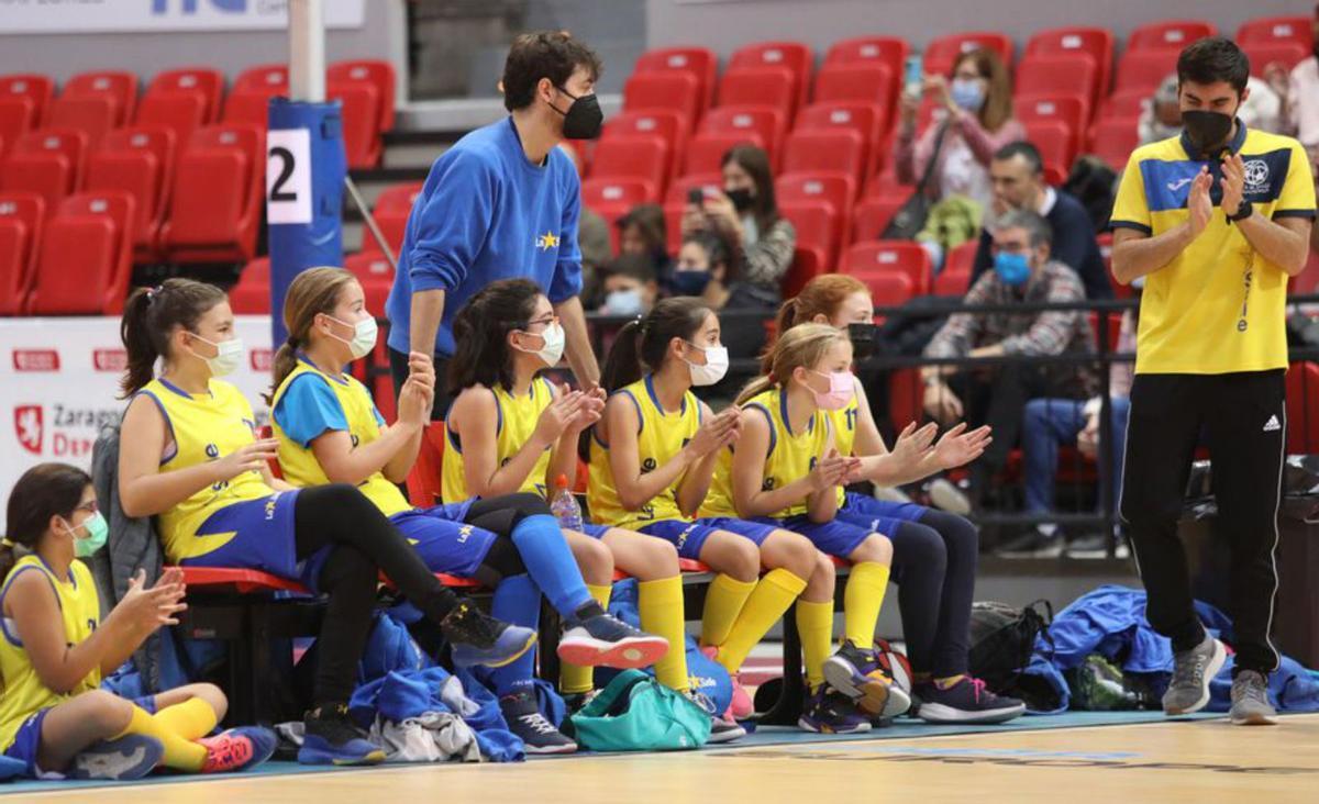 Las jugadoras de un equipo aplauden una acción. | ÁNGEL DE CASTRO