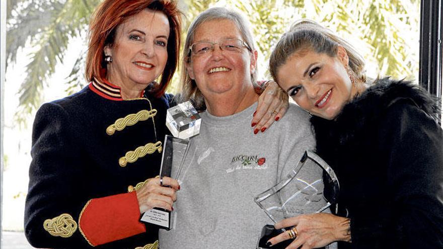 Simone Jancke (Mi.) mit ihren Idolen Mayte Mateos (li.) und Paloma Blanco und den Preisen.
