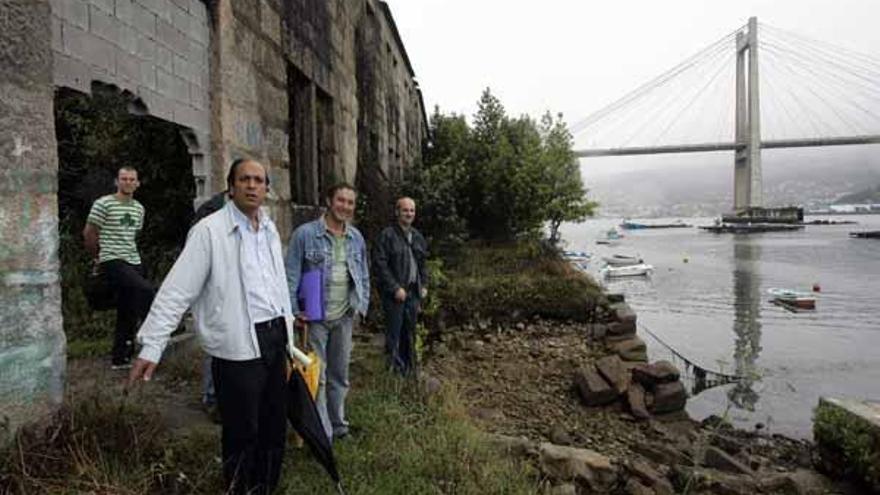 El edil de Cultura de Redondela, Eduardo Reguera, visita junto a los miembros de la Asociación Cultural de Rande las ruinas de la Fábrica del Alemán, donde se ubicaría el museo sobre la batalla.