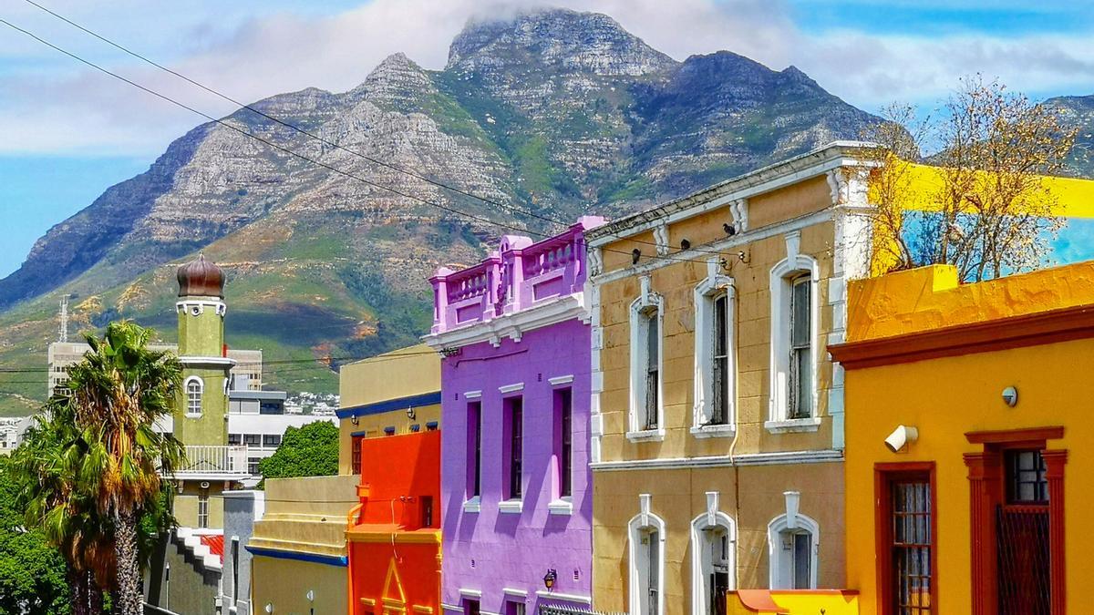 Las coloridas calles de Ciudad del Cabo contrastan con la naturaleza que rodea la capital de Sudáfrica