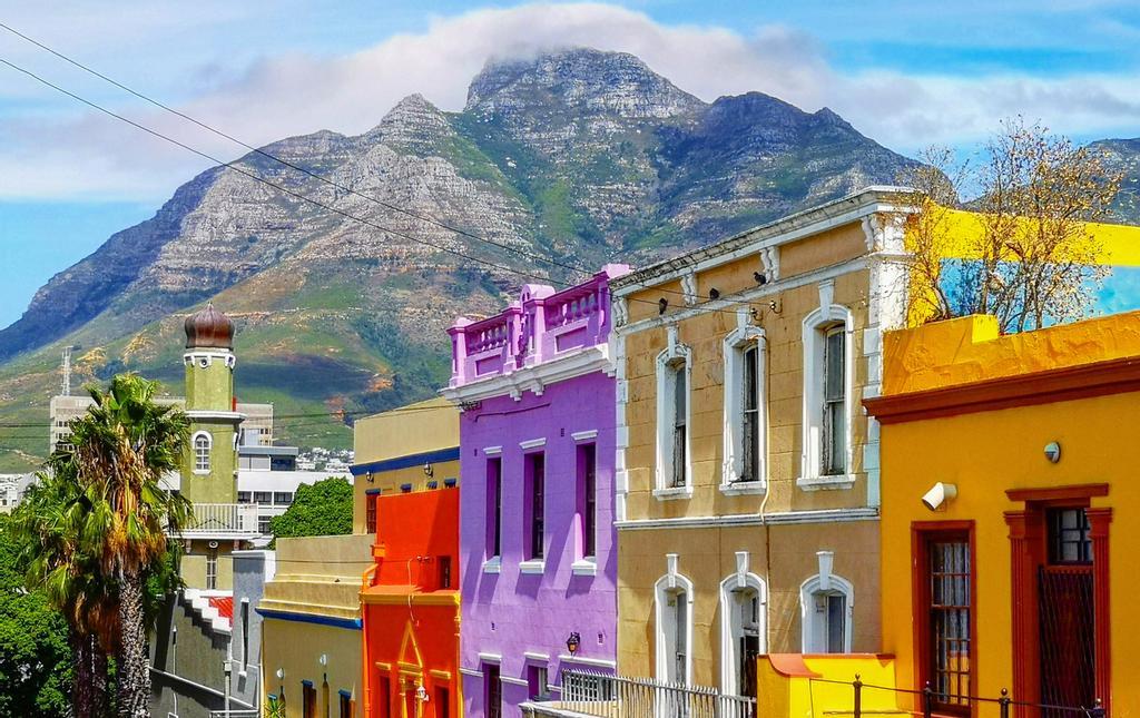 Las coloridas calles de Ciudad del Cabo contrastan con la naturaleza que rodea la capital de Sudáfrica