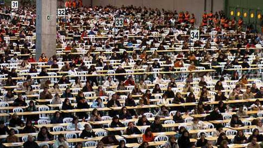 Cerca de 6.000 opositores al cuerpo auxiliar de la Xunta se examinaron ayer en Silleda.