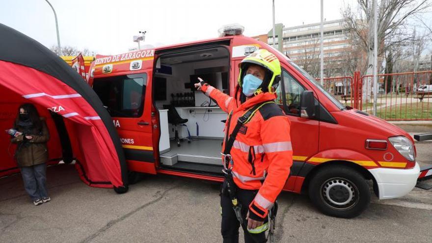 Un Bombero de Zaragoza enseña una de las ambulancias durante un ejercicio en el Parque de Valle de Broto. | ÁNGEL DE CASTRO