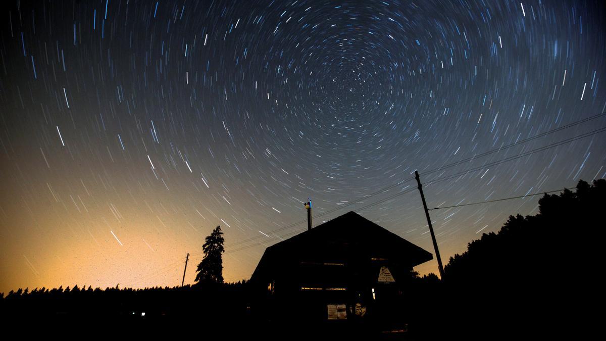 Lluvia de estrellas Líridas y superluna rosa, dos fenómenos astronómicos que se producen en abril.