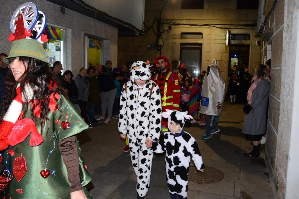 Participantes en el desfile del Momo en Cangas.