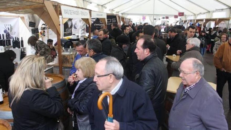 jornada de apertura. La Mostra Belloquina comenzó ayer su primera jornada dentro de la XV edición y los asistentes pudieron disfrutar de una amplia muestra de productos, de vinos, así como visitar dos exposiciones de indumentaria f levante-emv