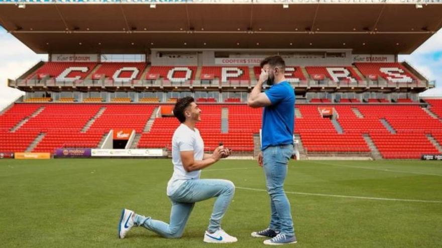 Josh Cavallo le pide matrimonio a su novio en el estadio