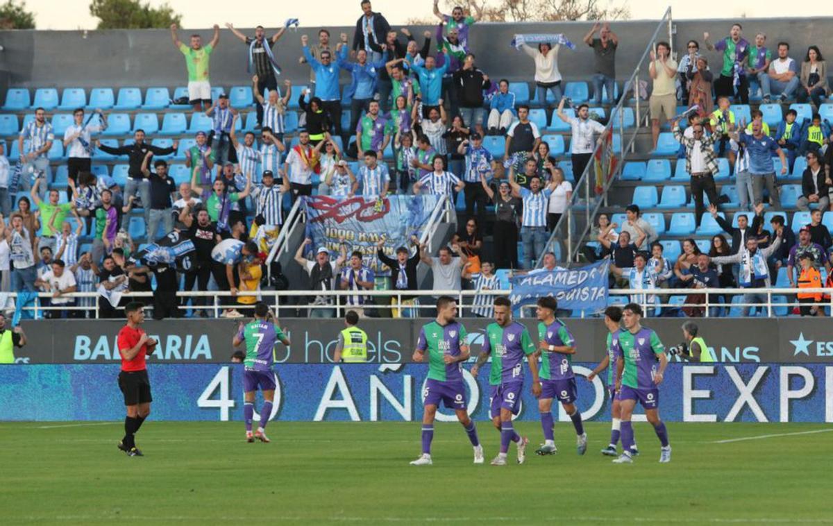 La afición del Málaga festeja el tanto de su equipo. | V.MARÍ