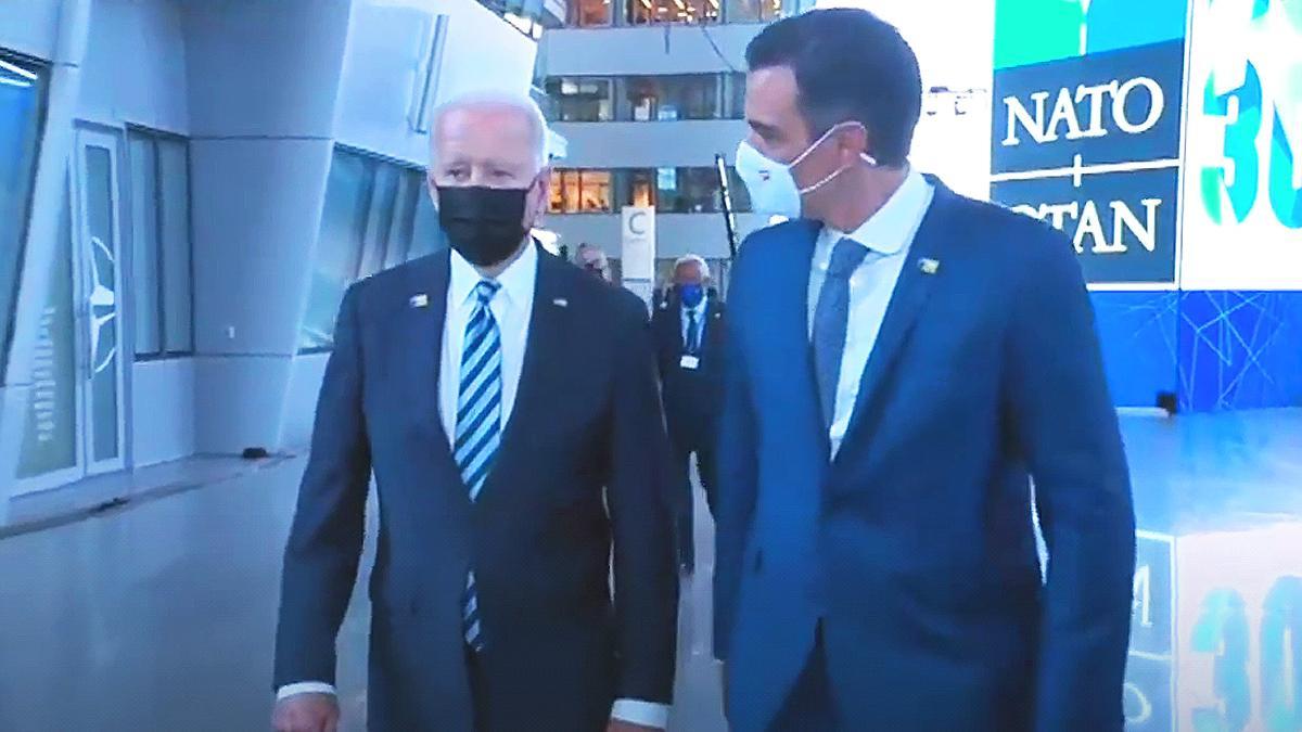 Pedro Sánchez y Joe Biden se dirigen juntos hacia la primera reunión de la Cumbre de la OTAN