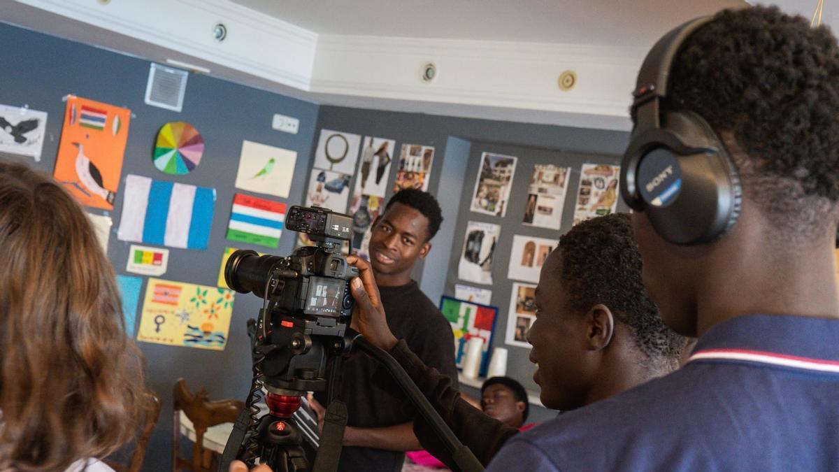 Una de las sesiones del taller audiovisual del FICBueu con los refugiados procedentes de África.