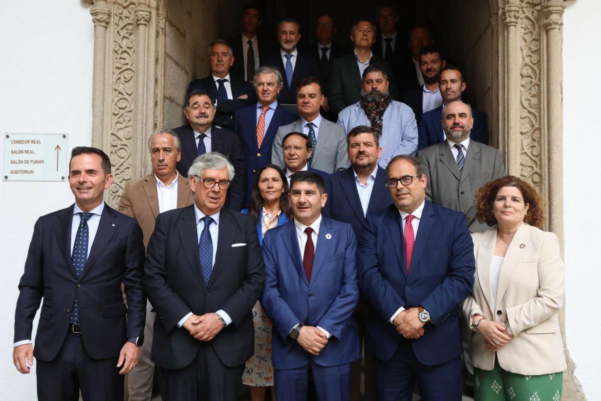 Sebastián Ruiz (2º dcha.)
con empresarios gallegos
el pasado día 2 en Santiago.
| Xoán Álvarez