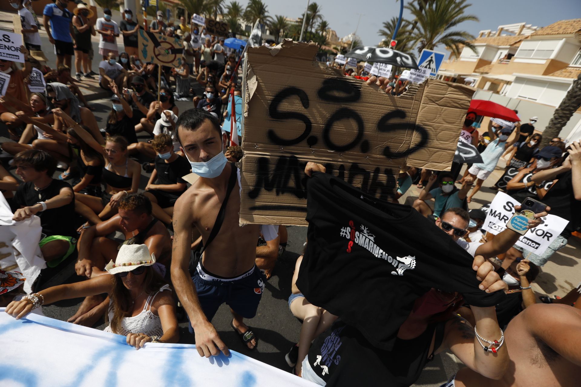 Protestas de vecinos del Mar Menor al inicio de La Manga