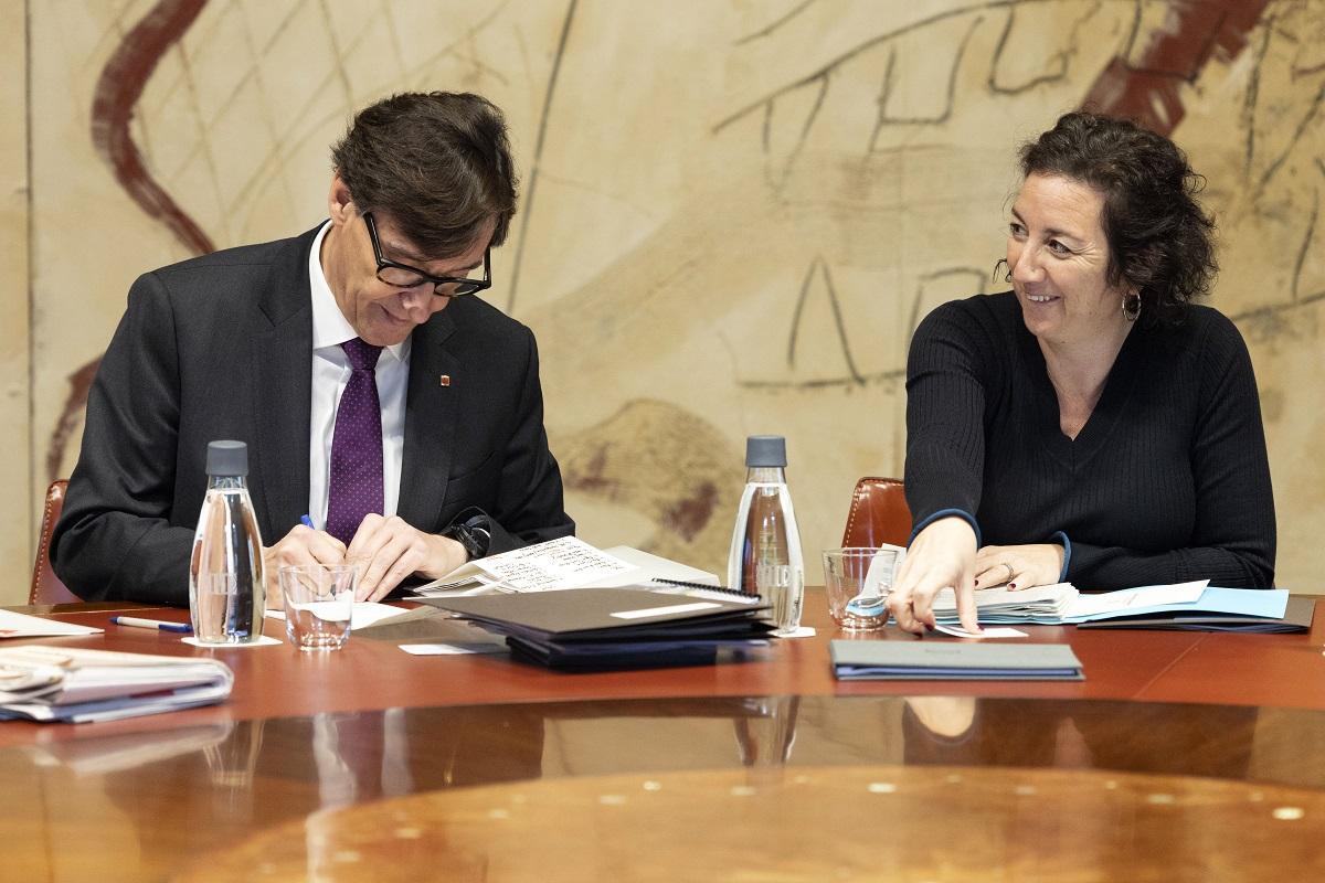 El president de la Generalitat, Salvador Illa, con la consellera de Economia, Alícia Romero, en la reunión del Govern del martes pasado