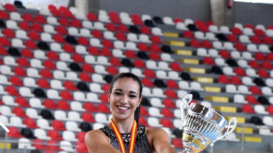 Nadia Iglesias, con el trofeo de campeona de España