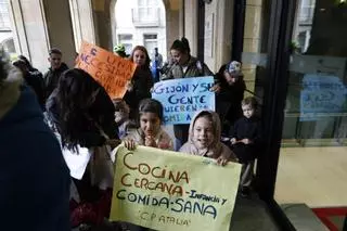 La protesta por los comedores escolares en Gijón, en imágenes