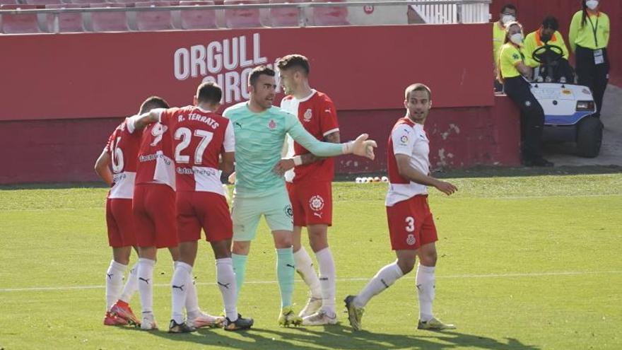 Els jugadors del Girona feliciten Nahuel Bustos pel seu gol al Ponferradina.