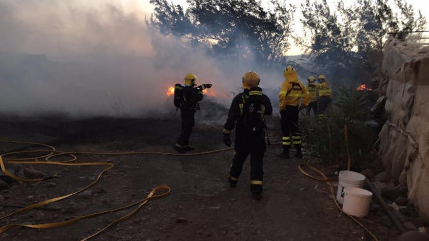 Personal de Medio Ambiente y Bomberos del Consorcio, en Vargas, ayer.