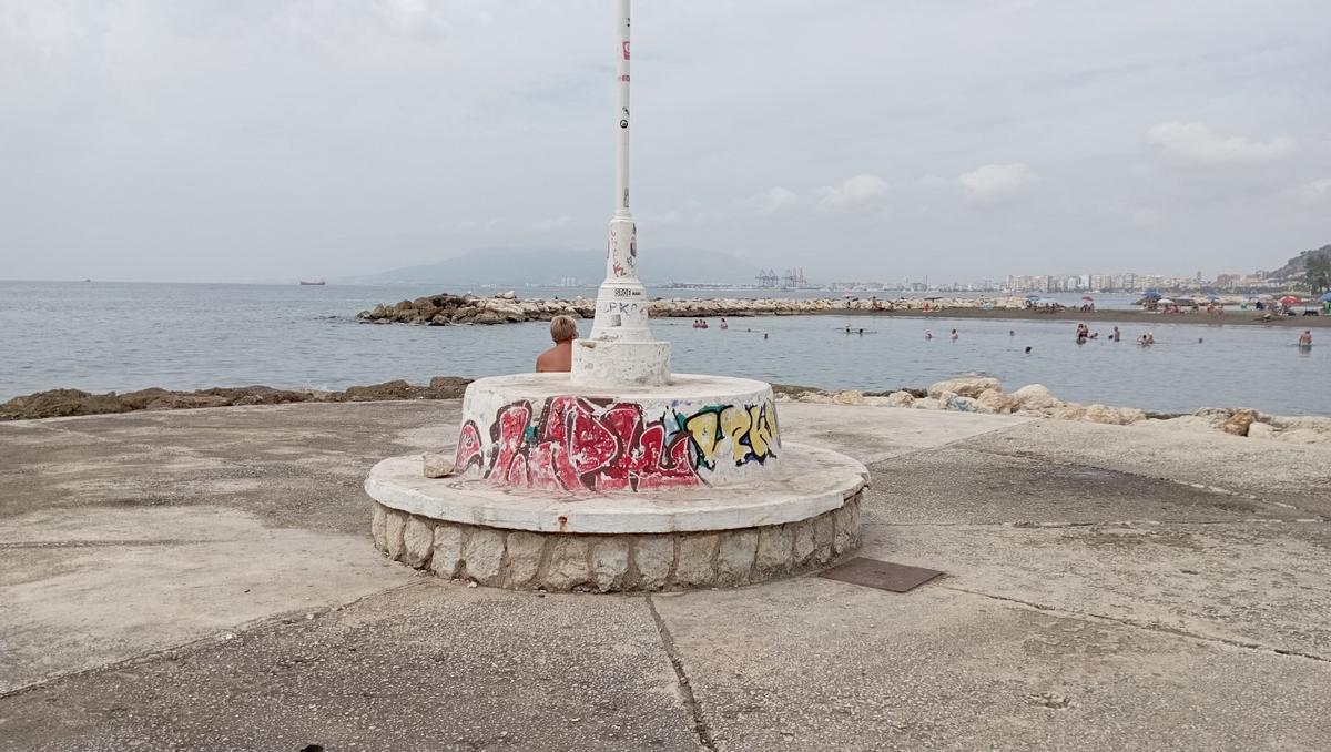 Los espigones pequeños de Pedregalejo cuentan al final con una farola y, al pie, con un asiento mirador de forma circular.