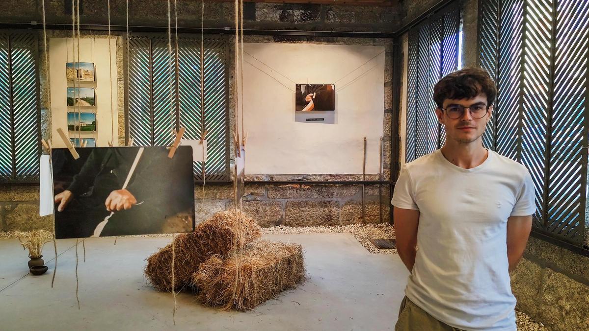 Daniel Bragado en la exposición en Pontevedra