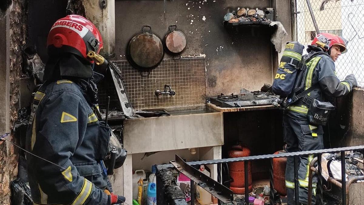 Los bomberos extinguen un incendio en la cocina de una vivienda de Altura