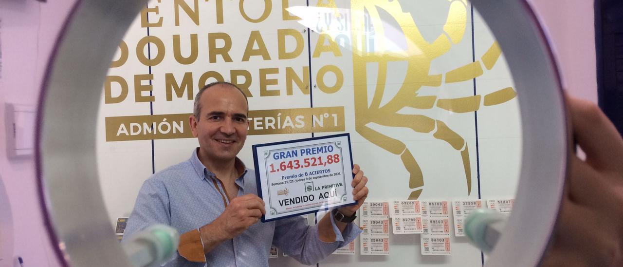 Manuel Rodríguez muestra el cartel con el premio de la Primitiva