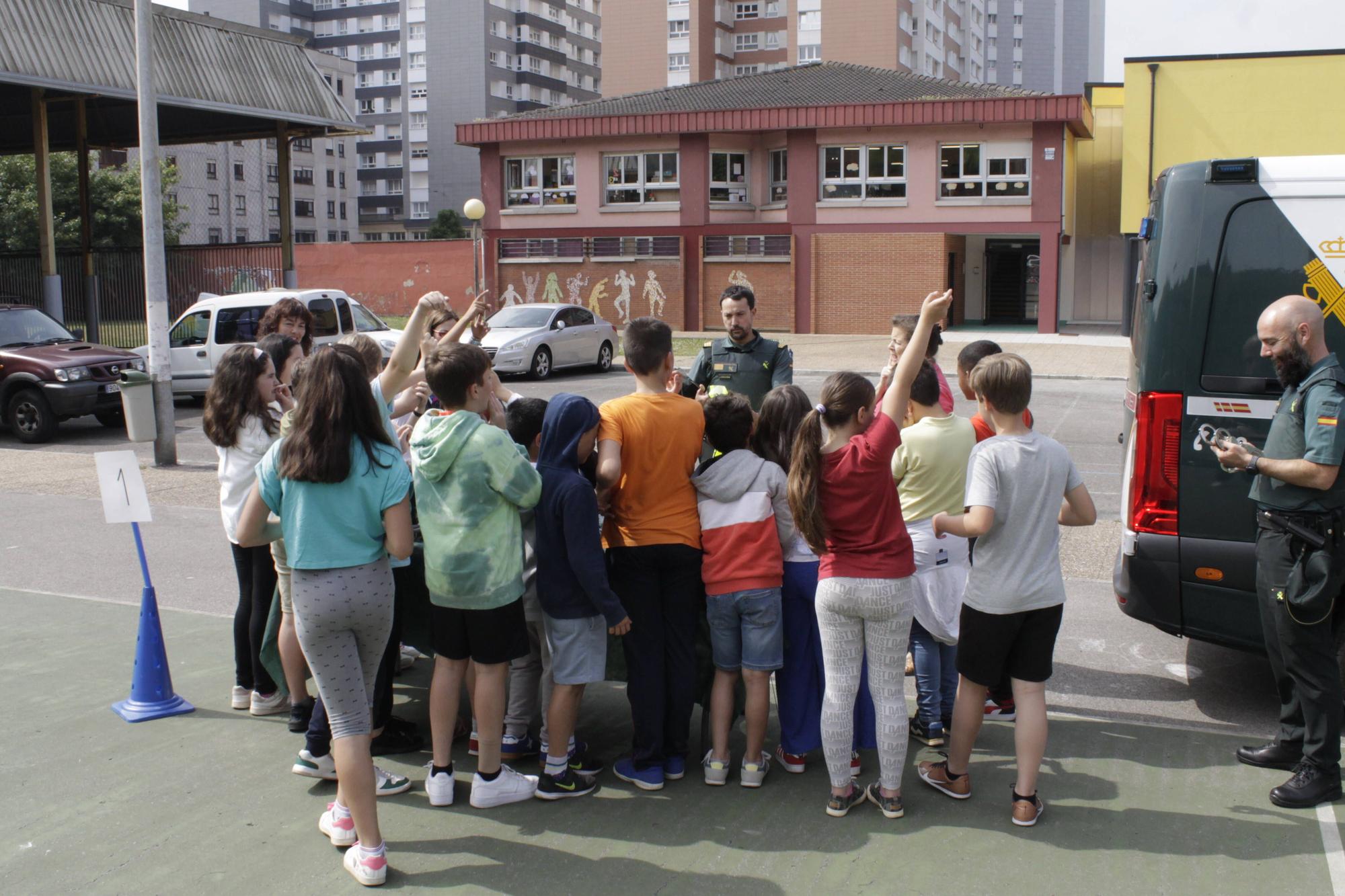 La visita de la Guardia Civil al colegio gijonés de Laviada, en imágenes