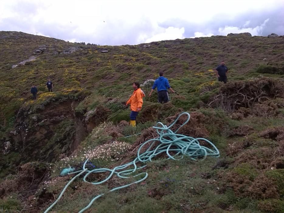 Rescatan la planeadora del hombre muerto en Cangas