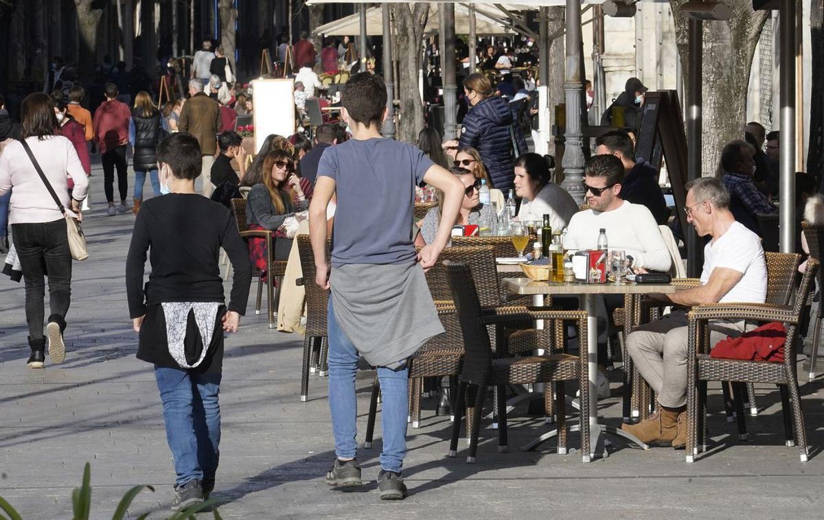 Gent sense jaqueta i fins i tot amb màniga curta, en una imatge d'arxiu