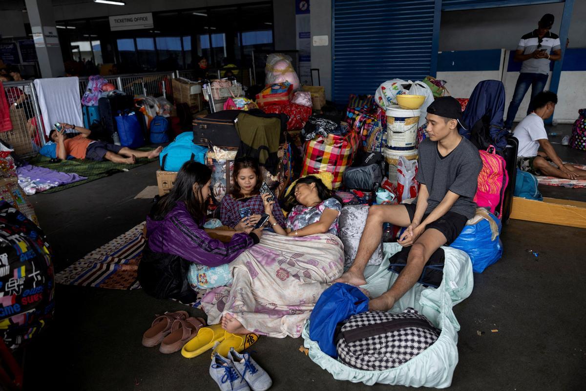 Un muerto y miles de desplazados tras el paso del tifón Doksuri por el norte de Filipinas