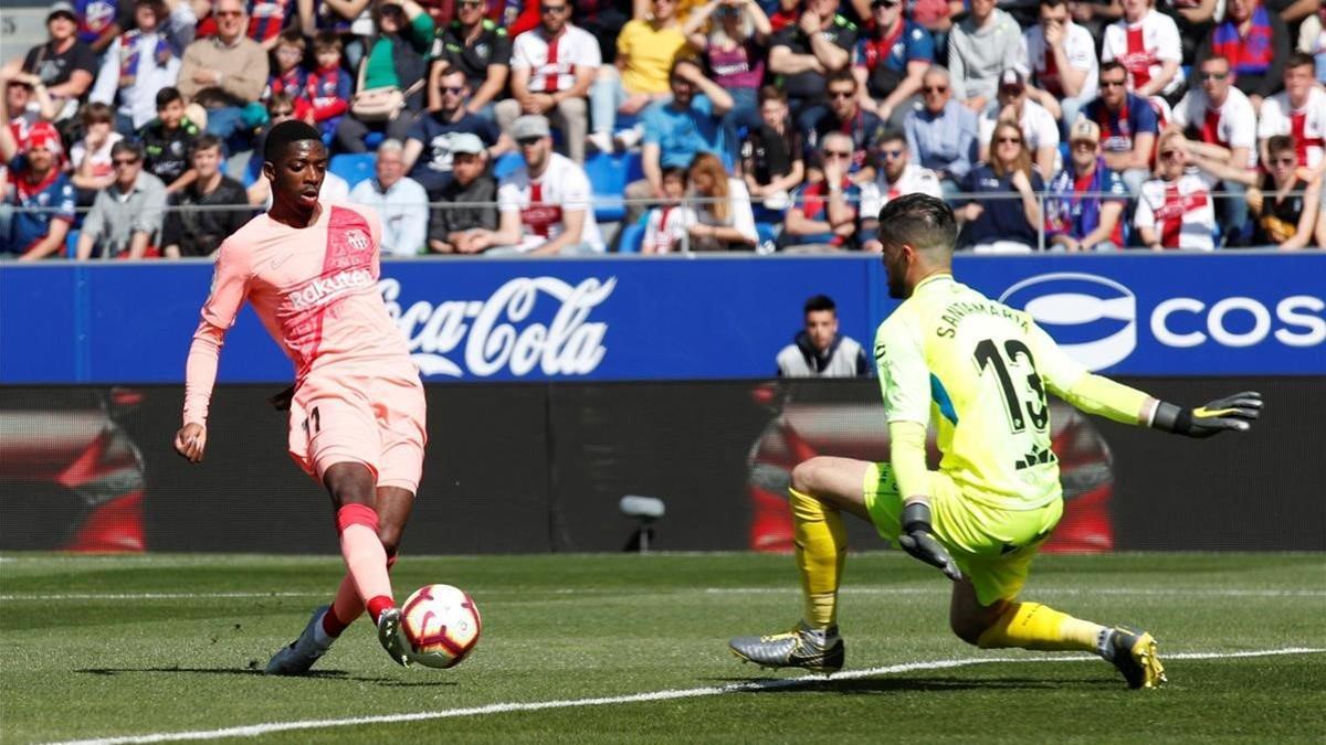 Dembélé falla un mano a mano con Santamaría.