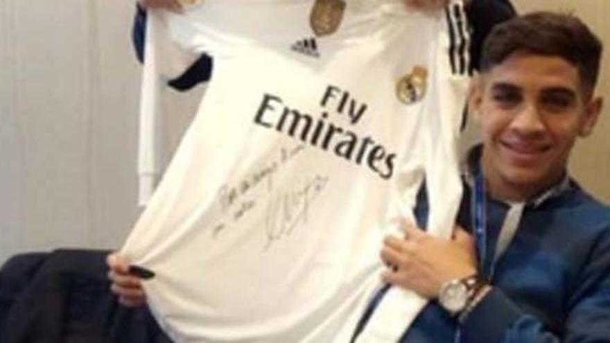 Mizzian posa con una camiseta del Real Madrid.